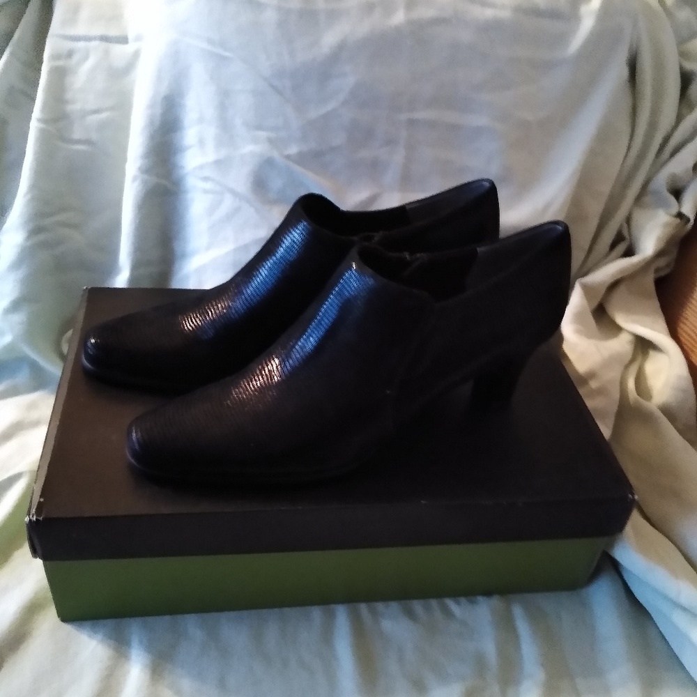 Trotters Jolie Black patent 9 1/2  Shoes